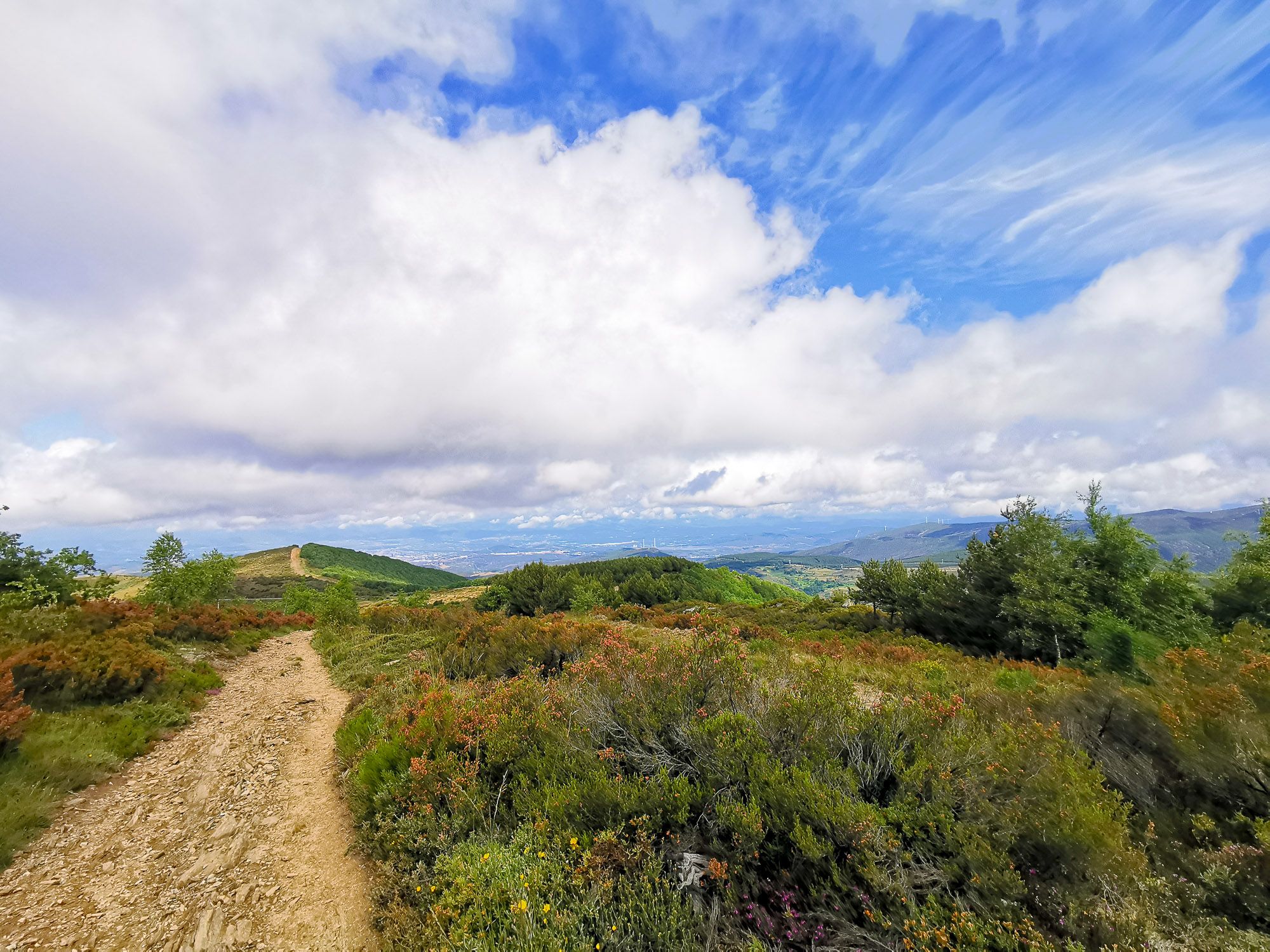 ทางเดินลงเขา พื้นส่วนใหญ่เป็นหิน บางช่วงเหมือนเดินอยู่บนสันเขา