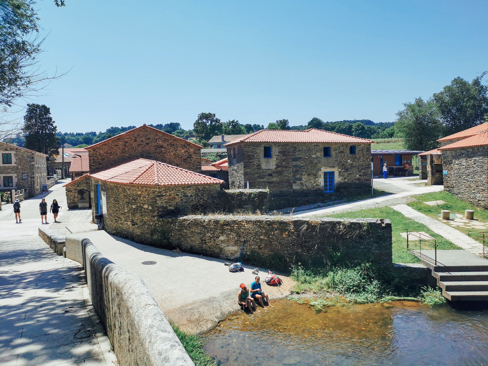 Pilgrim พักผ่อน เท้าแช่น้ำในลำธารระหว่างทาง