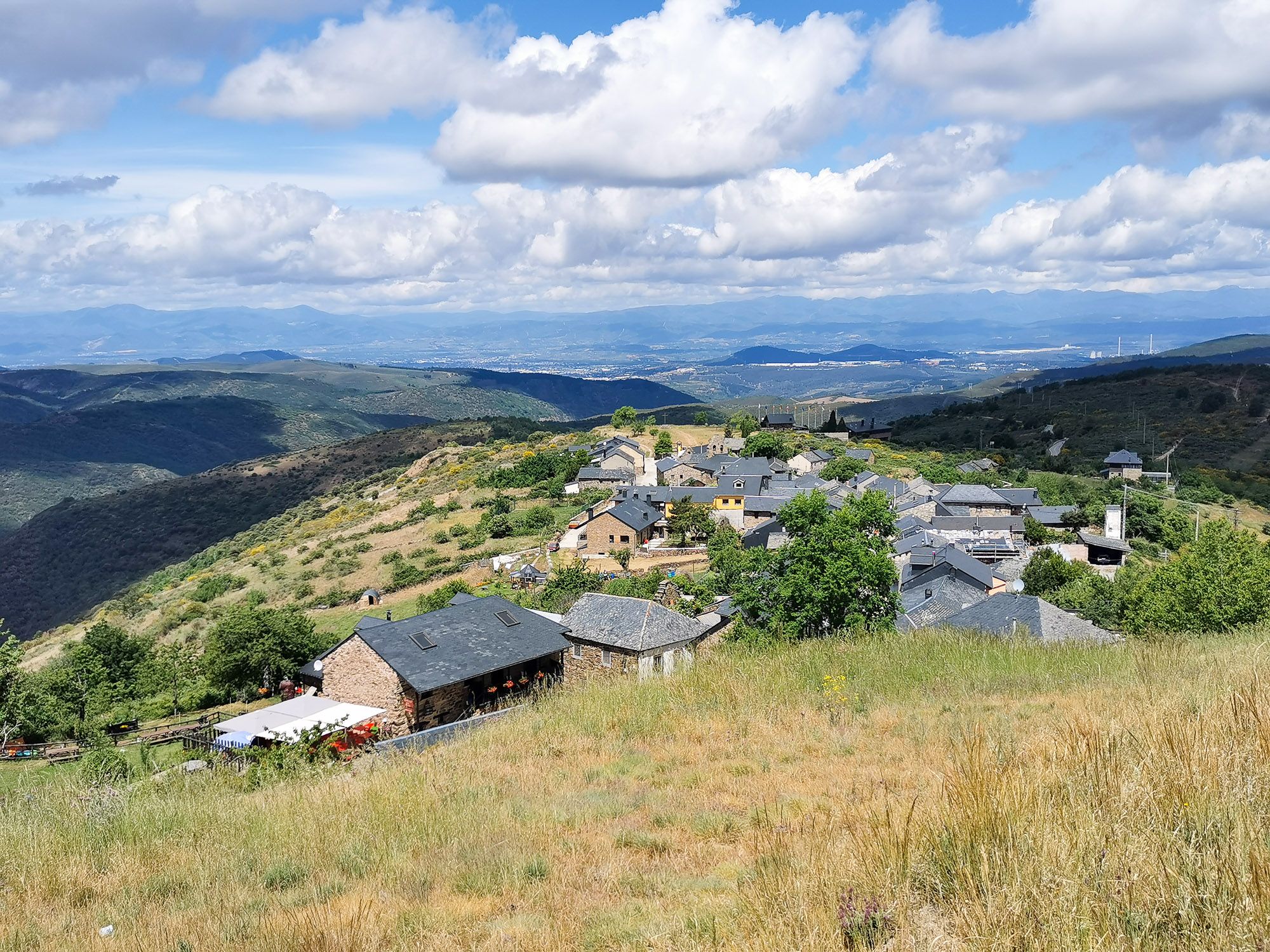 หมู่บ้านสร้างด้วยหิน อยู่ระหว่างทางลงเขา