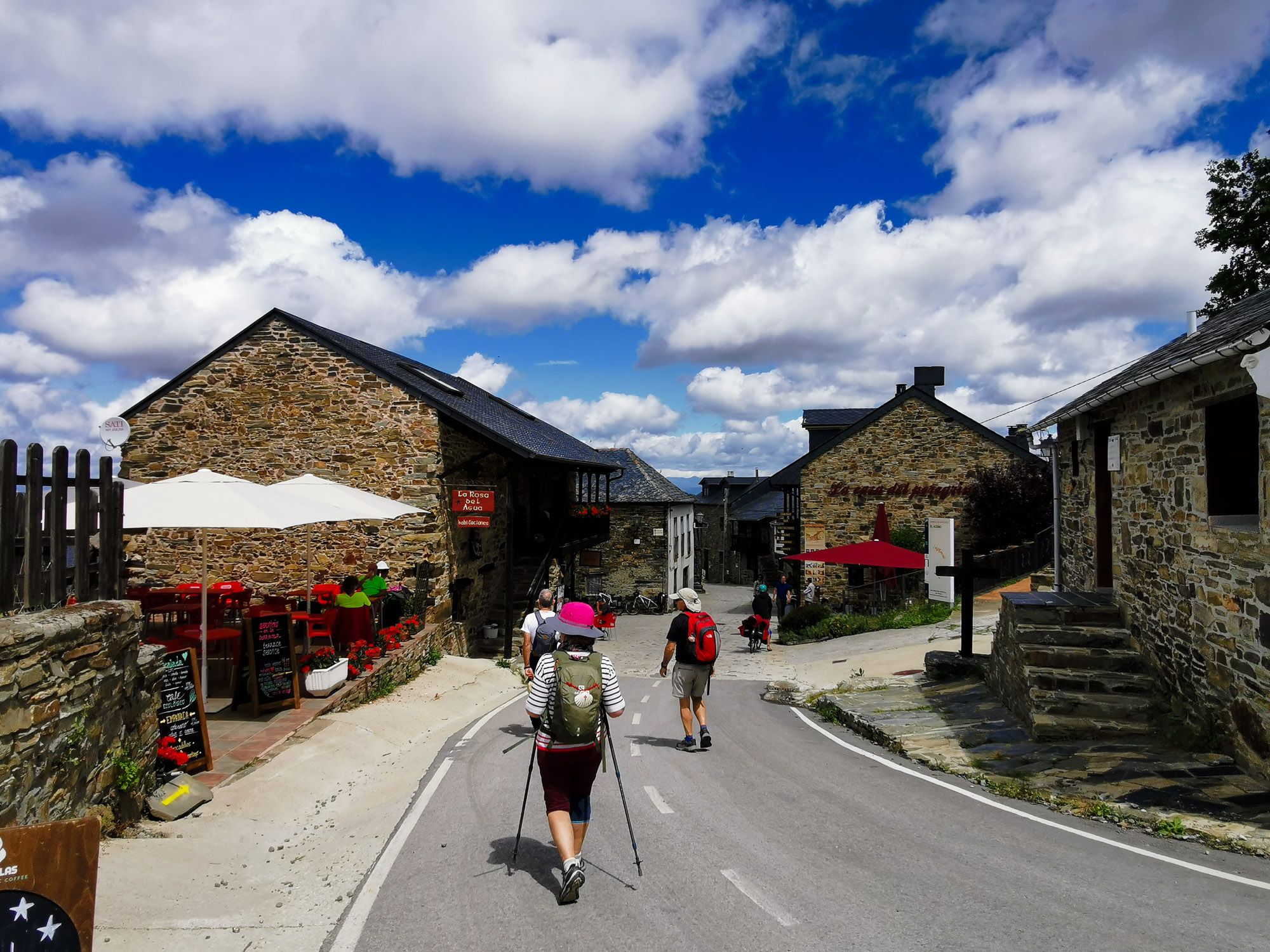 Pilgrim เดินเข้าหมู่บ้าน ร้านอาหารตั้งอยู่ทางซ้าย