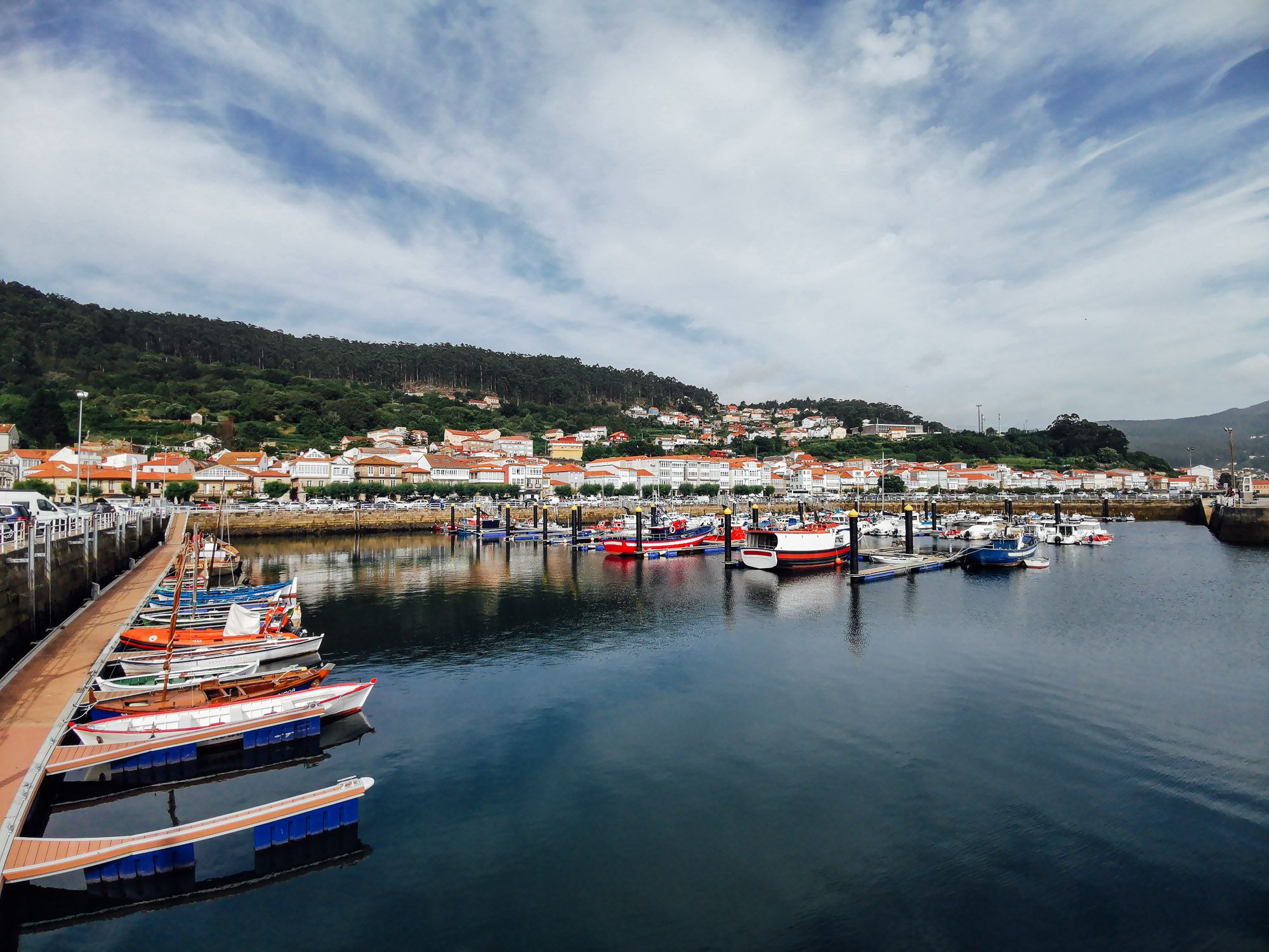 ท่าเรือที่เมือง Muros เมืองติดริมเขา มีบ้านอยู่ที่เนินเขา