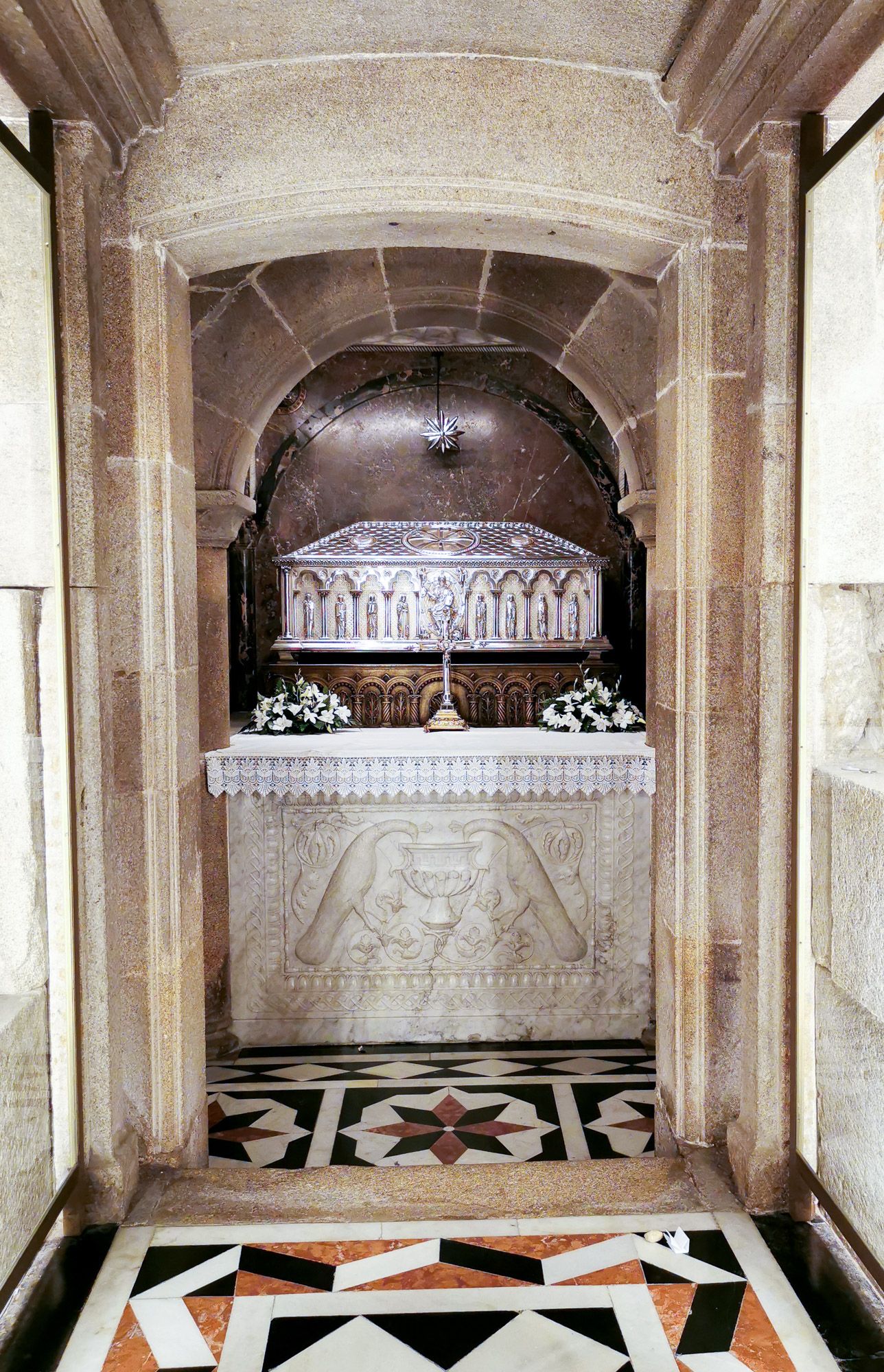 หีบอัฐิของ St James