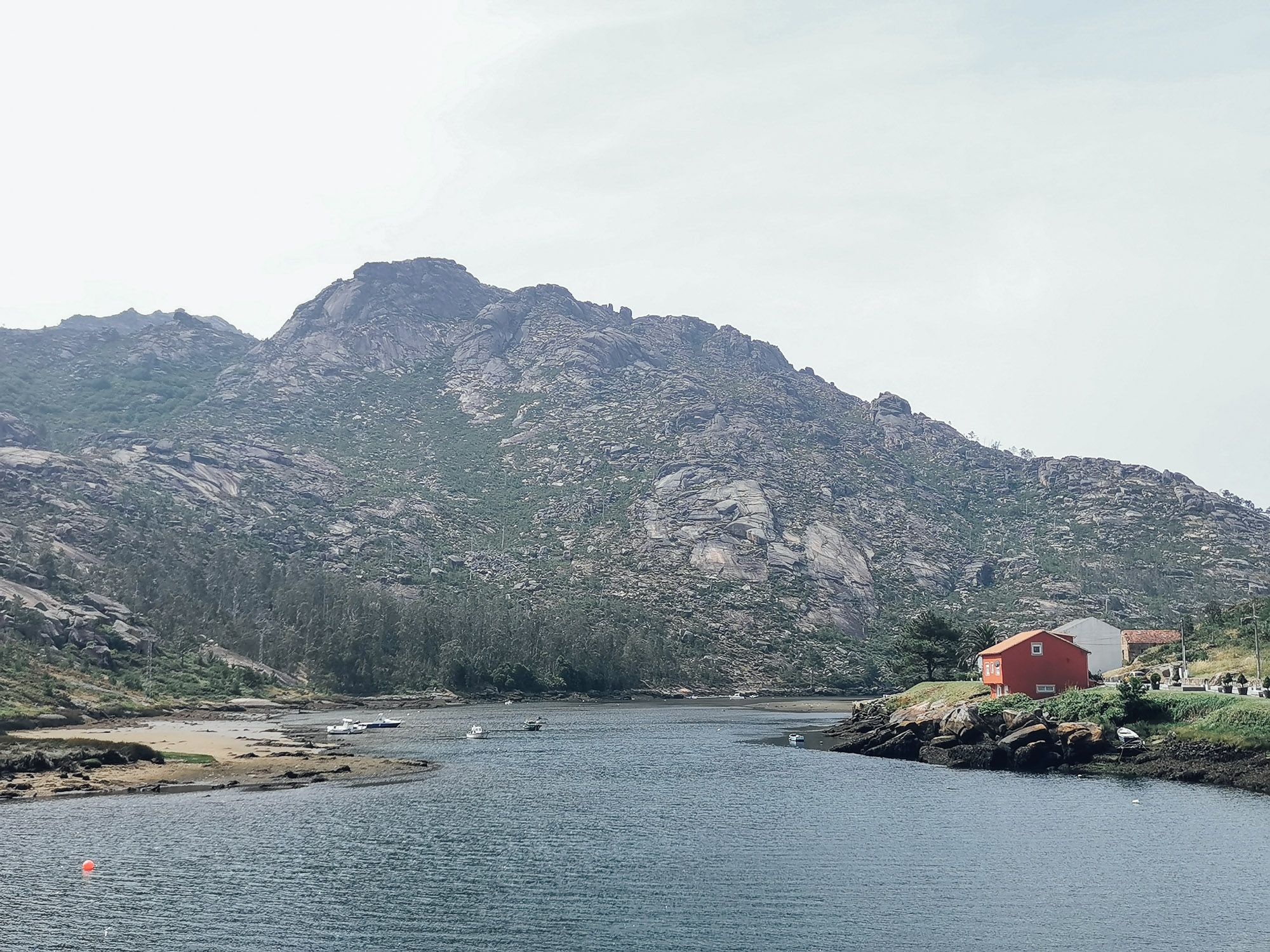 ทางเข้าน้ำตก หินรอบ ๆ เป็นหินแกรนิต