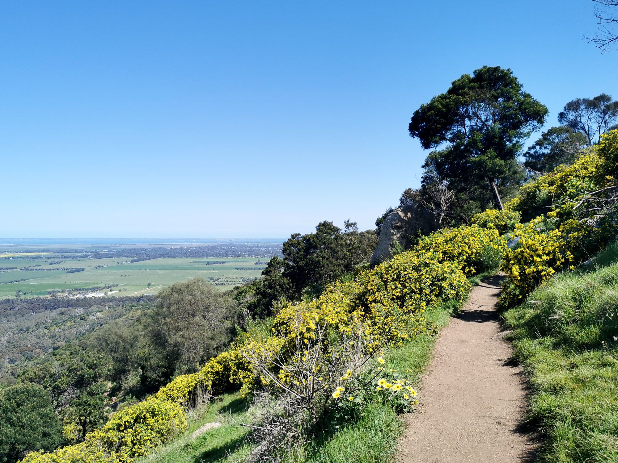 วิวระหว่างเดิน East West Walk เห็นทะเลไกล ๆ