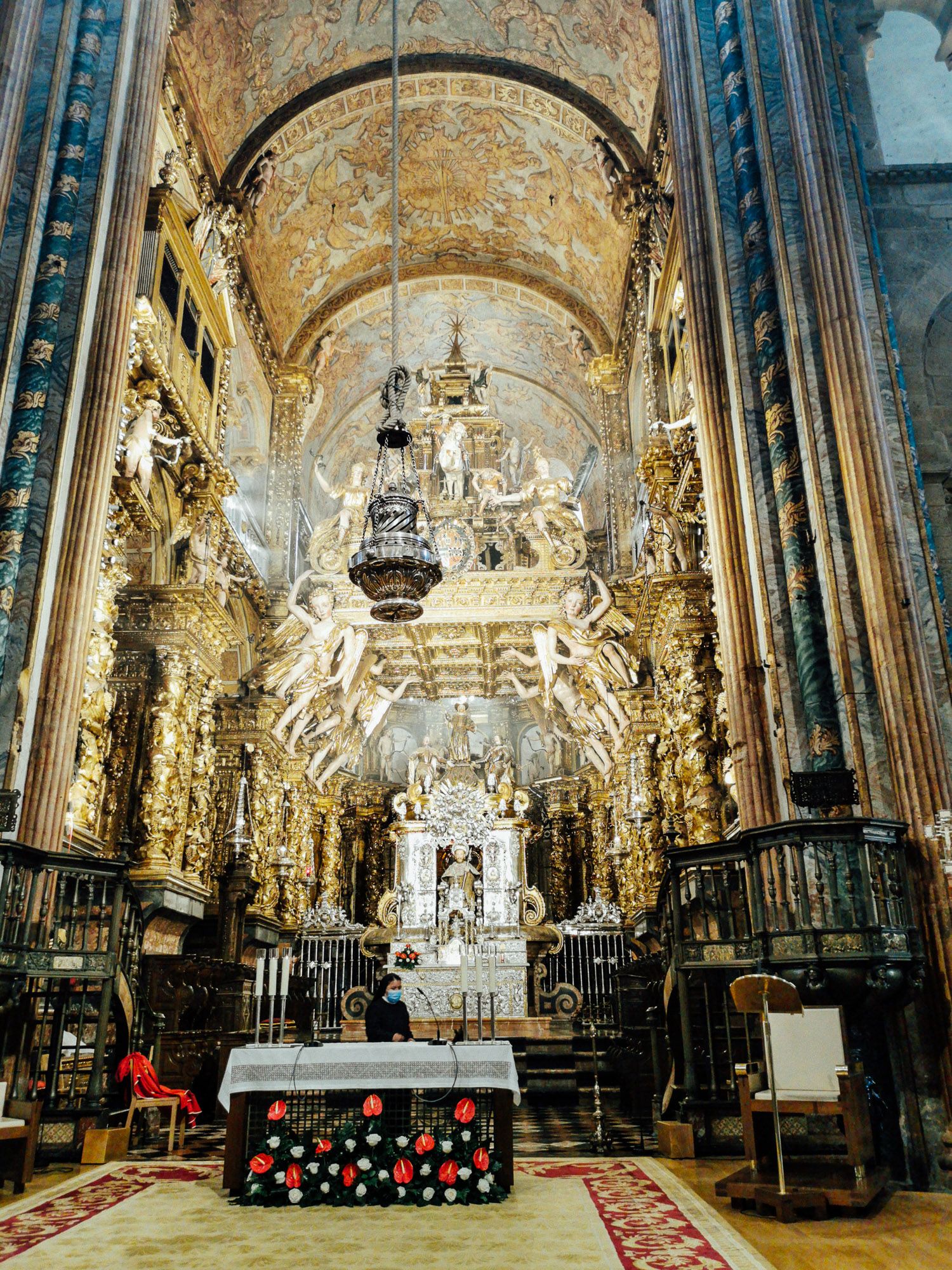 Main Altar ของ Cathedral ประกอบด้วยรูปปั้น St James ทั้งสามภาค