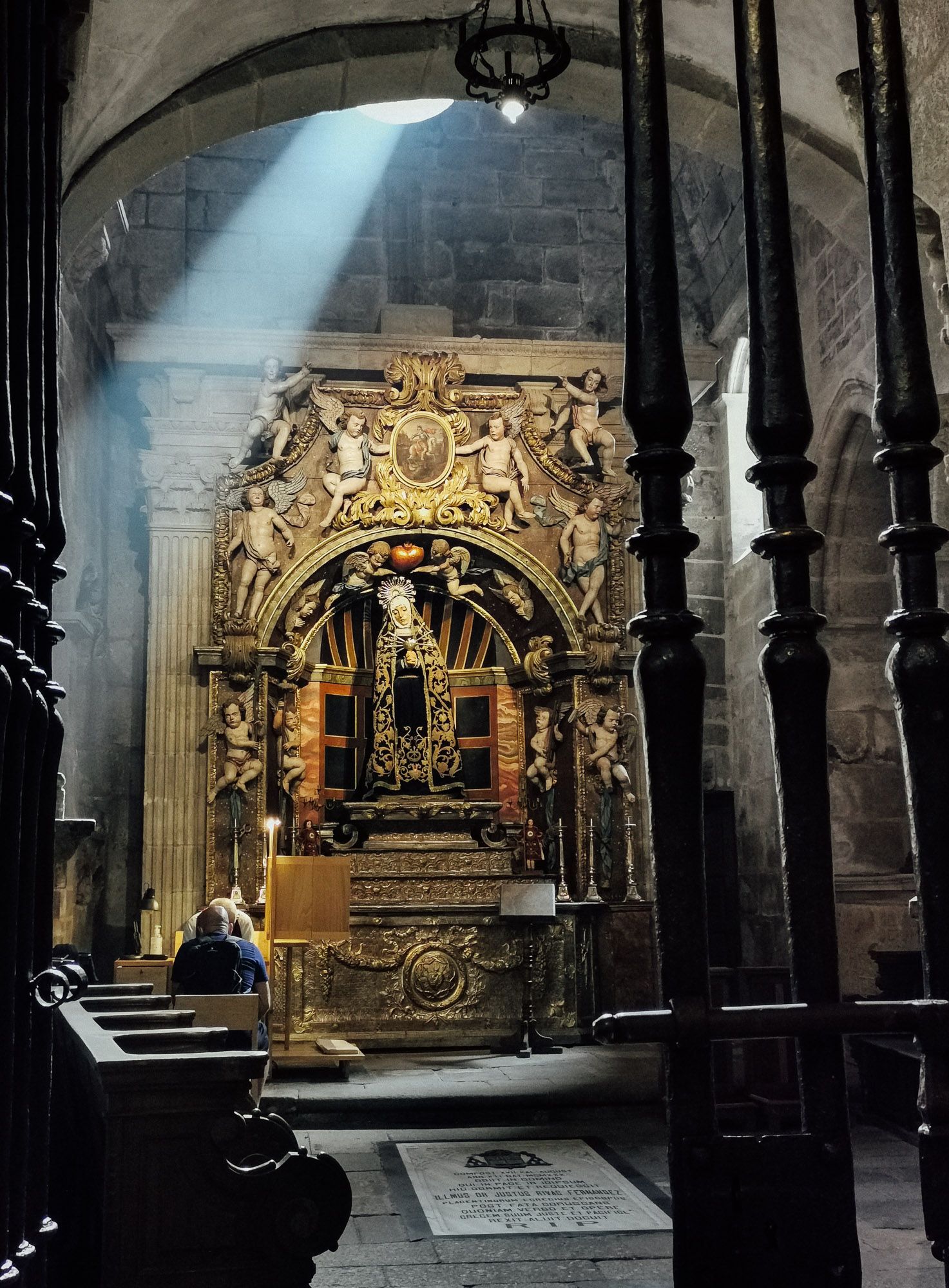 คนนั่งสารภาพบาปกับพระในหนึ่งใน Chapel ที่เปิดให้ทำการสารภาพบาป