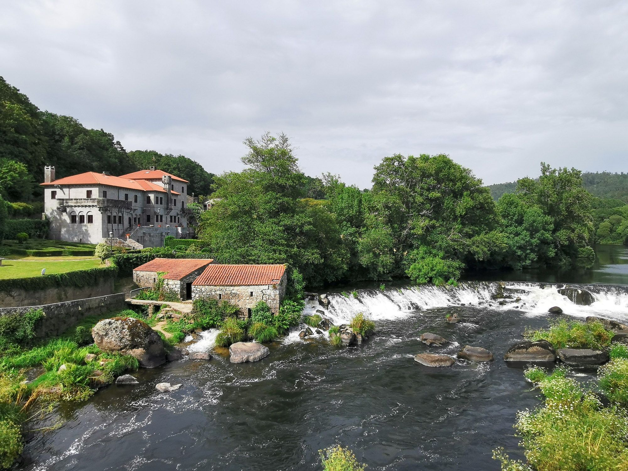 แม่น้ำ แต่มีตึกโบราณสองตึกอยู่ริมน้ำ