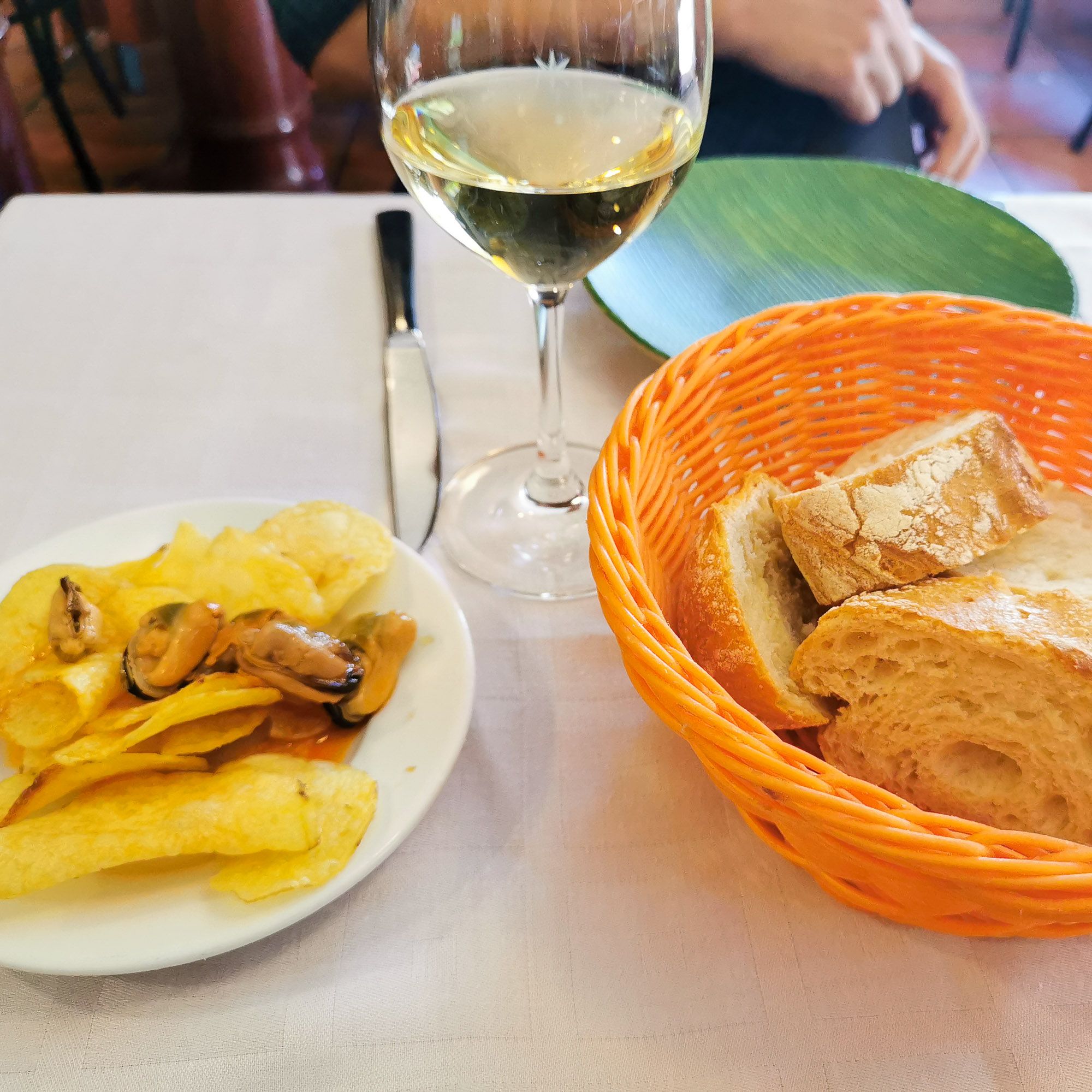 หอยแมลงภู่ดองมากับมันฝรั่งทอด และขนมปัง พร้อมเครื่องดื่ม