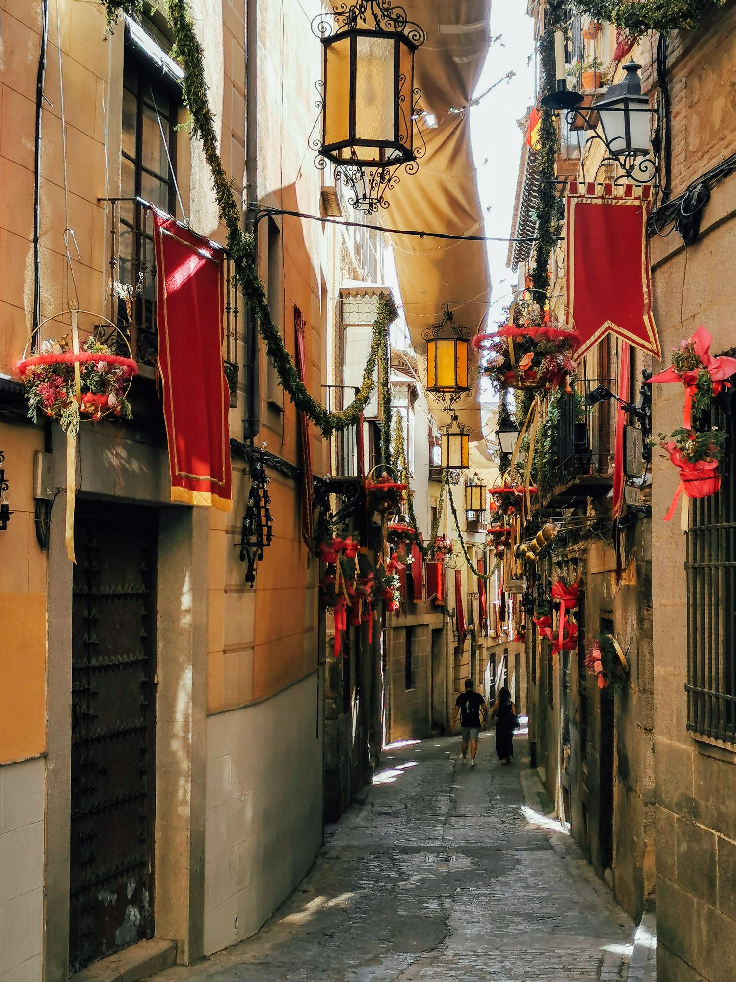 ทางเดินในเมือง ตกแต่งด้วยดอกไม้ ผูกโบว์สวยงาม