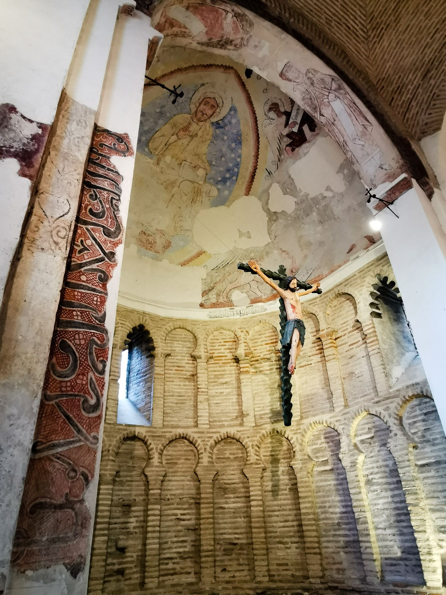 พระเยซูบนไม้กางเขนภายในมัสยิดแห่งนี้ ของเสาของโถงมีสัญลักษณ์ภาษาอาหรับอยู่