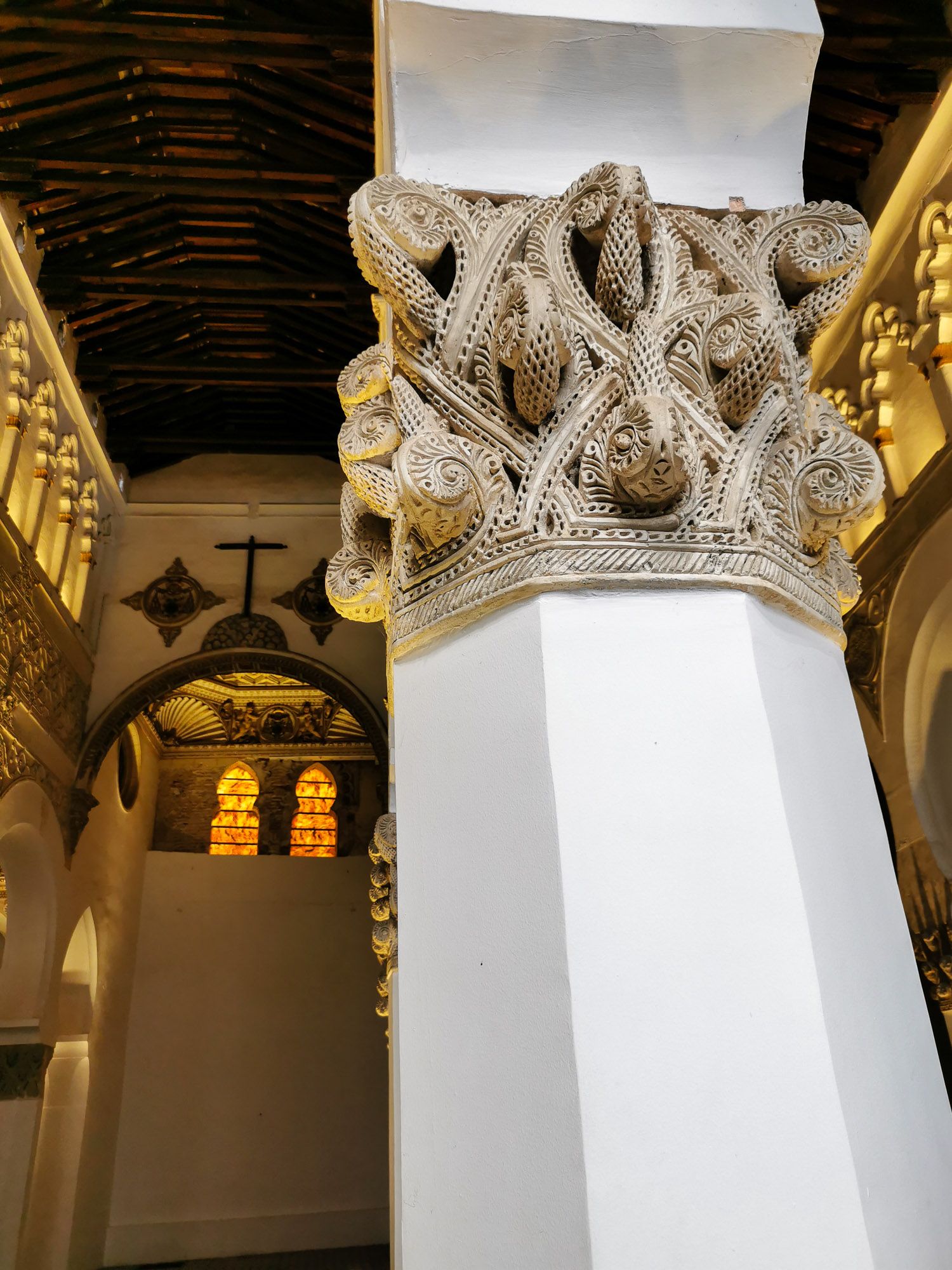 ลวดลายของเสาร์ใน Sinagoga และผนังด้านในมีไม้กางเขนติดอยู่ แสดงถึงความเป็นโบสถ์คริสต์