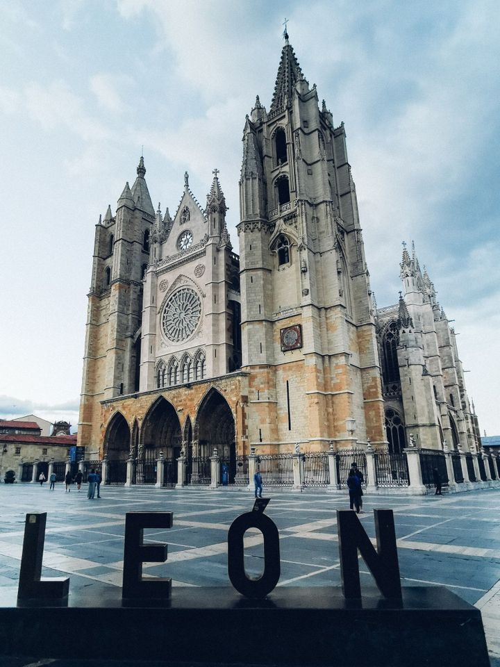 ด้านหน้าของ Santa María de Regla de León Cathedral มีบริเวณลานพลาซ่า และมีตัวหนังสือคำว่า Léon
