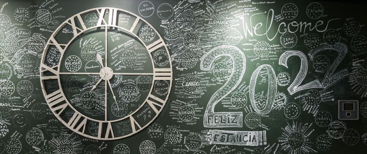 กระดานดำ บอกประเทศต่าง ๆ และจุดจำนวน Pilgrim ที่มา