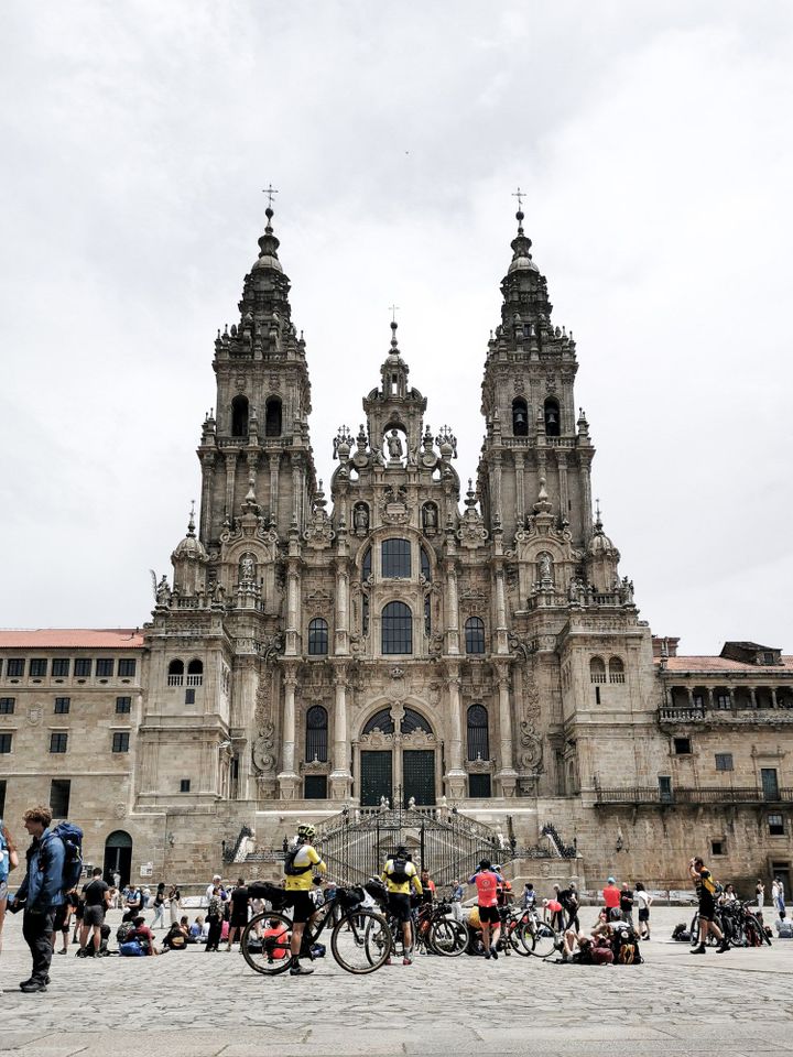Pilgrim ผู้ที่ทั้งเดินมา และขี่จักรยานมา ยื่นชื่มชม หลังจากเดินทางมาถึง Santiago de Compostela Cathedral