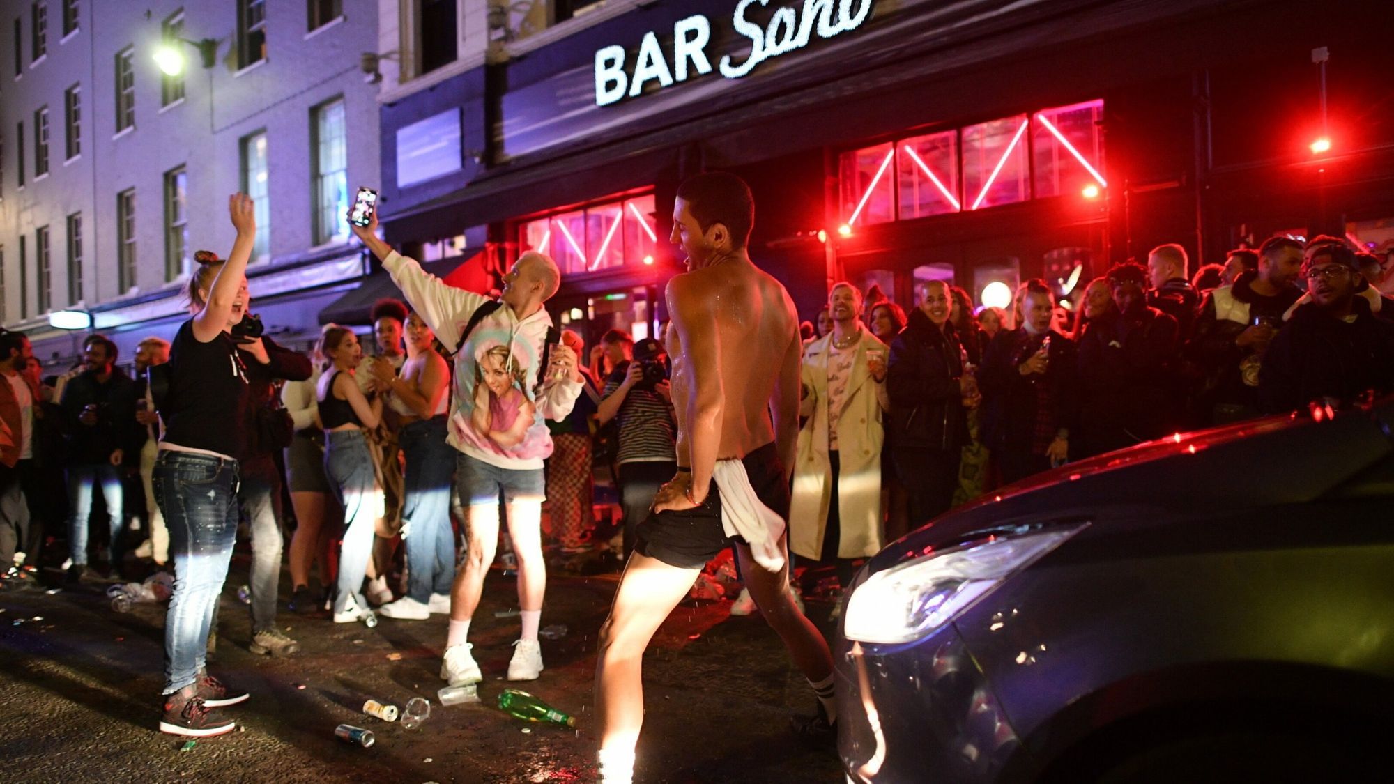 Bars Open Across the UK. Inggit Ka Ano?