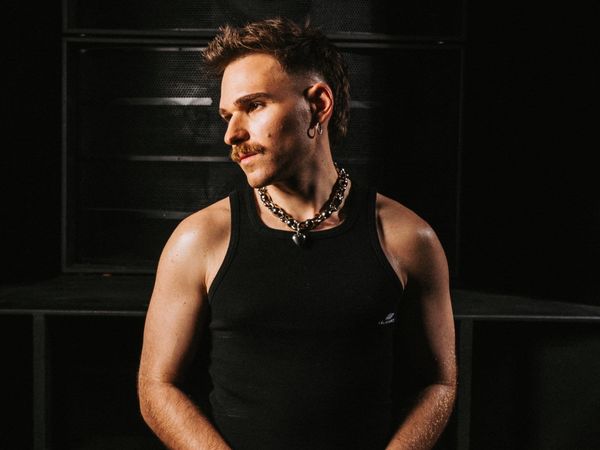 Ely Oaks and sirinens Rework a 2000s Breakup Anthem on F_ck it (I don't want you back)