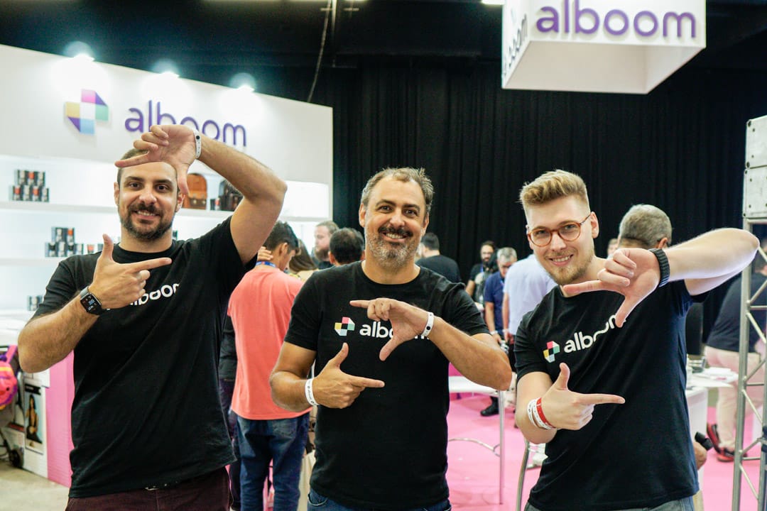 Arquimedes Ferreira, Marcelo Moscato e Marcelo Tesser mostrando o novo gesto da Alboom