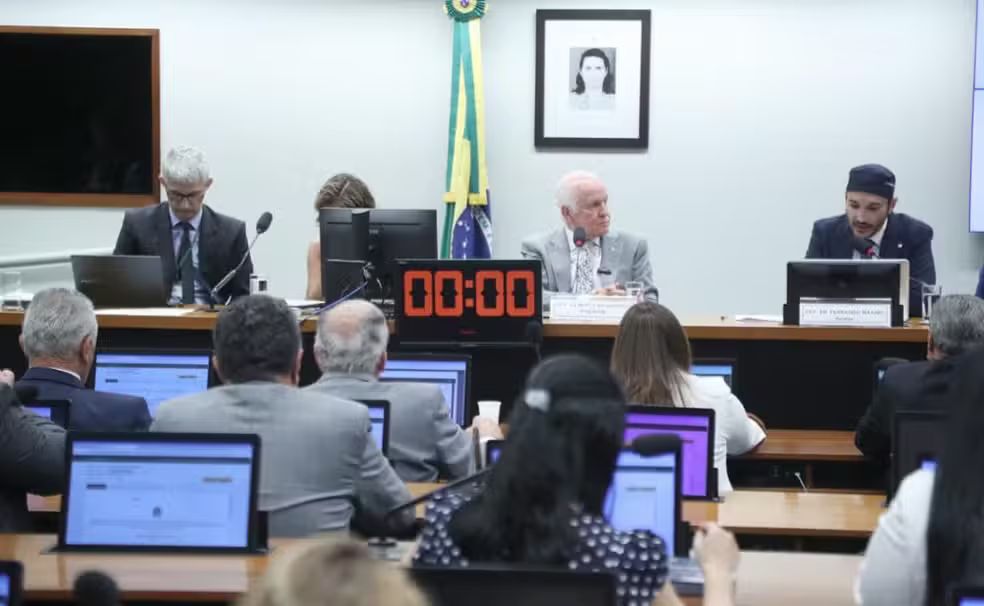 Aprovada em comissão especial da Câmara dos Deputados, PEC que autoriza igrejas a pagar menos impostos volta a ser debatida, e outras notícias nacionais
