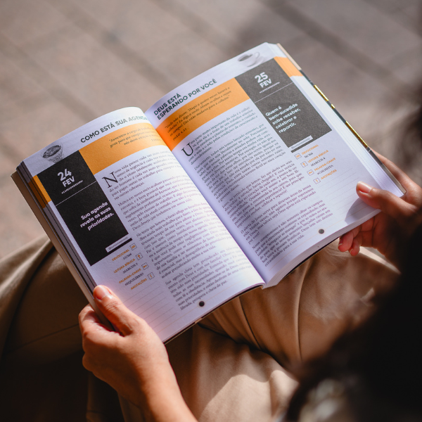 Café e livro com Deus Pai: Por que a venda de literatura com temática religiosa ainda surpreende o mercado editorial?