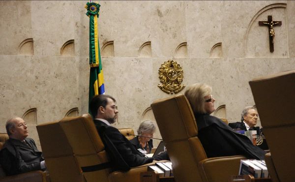 Enquanto evangélicos ocupam o legislativo, católicos influenciam o judiciário