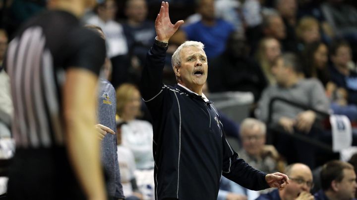 Men’s basketball coach resigns, Augustana announces new team leader