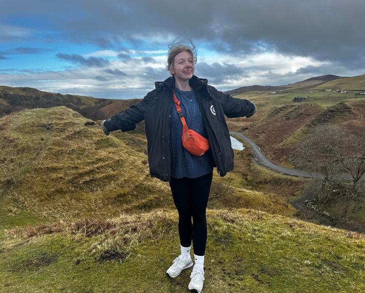 Bare feet should be banned in airports everywhere