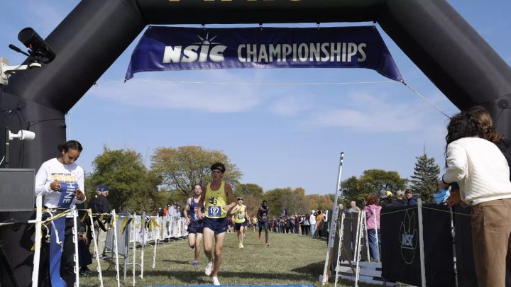 Vikings shine at regionals; men advance to nationals