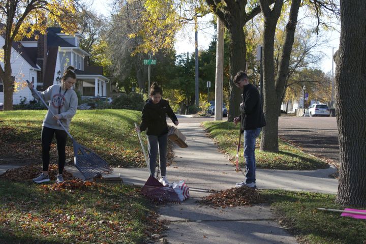 SALT volunteers to rake the town