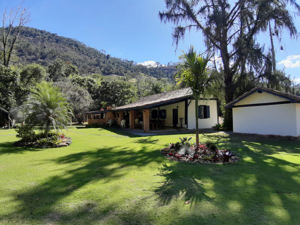                    Remanescente da casa sede da fazenda Cachoeira do Amparo. Acervo pessoal