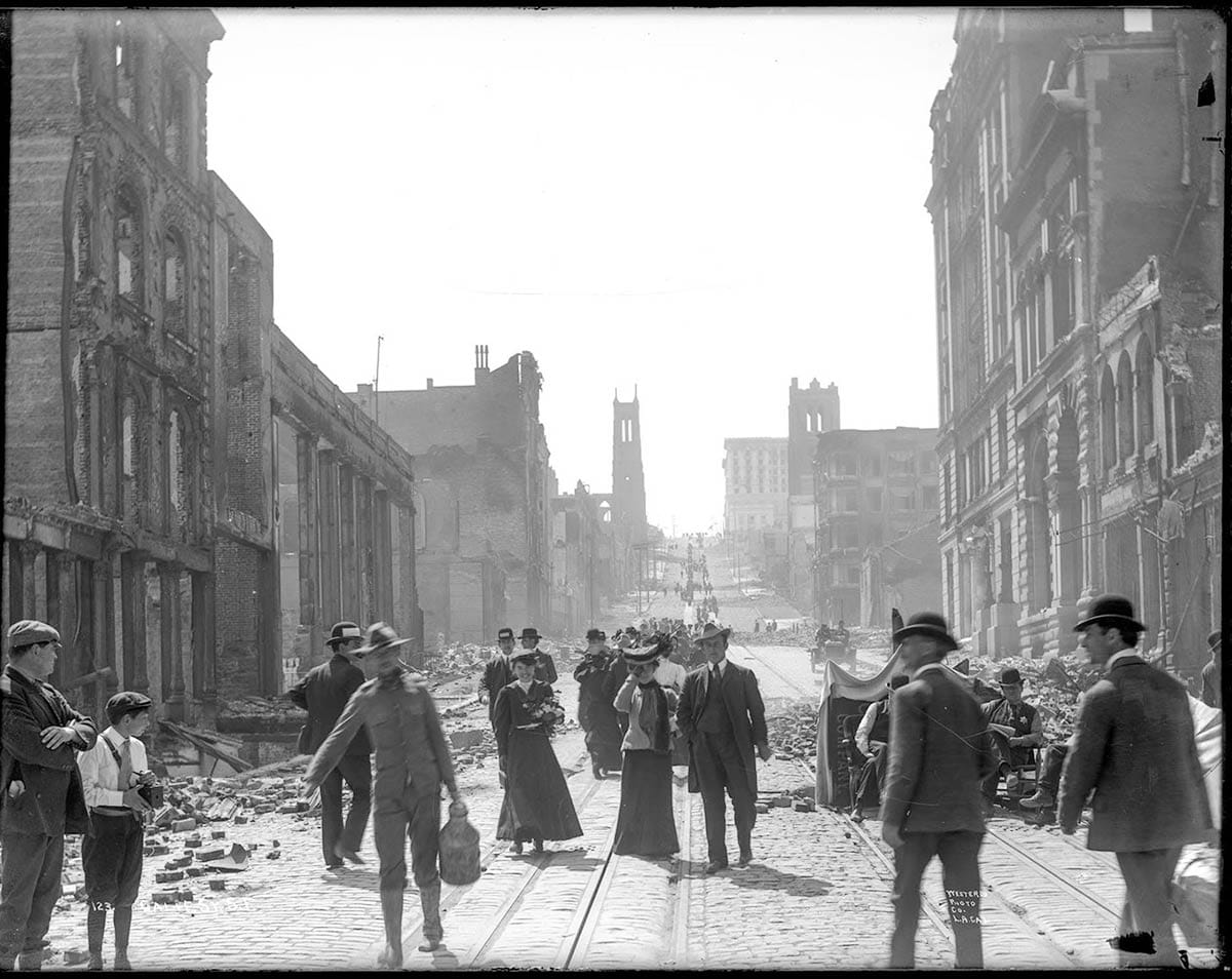 people walking ruins after 1906 earthquake