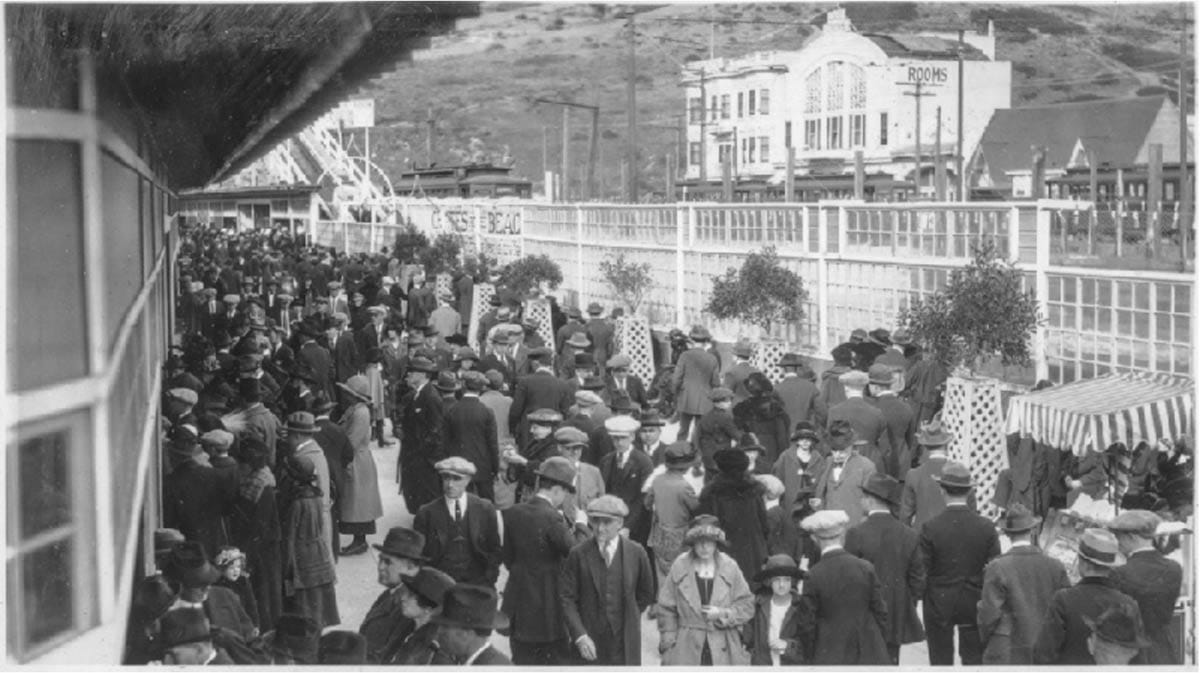Chutes at the Beach crowds