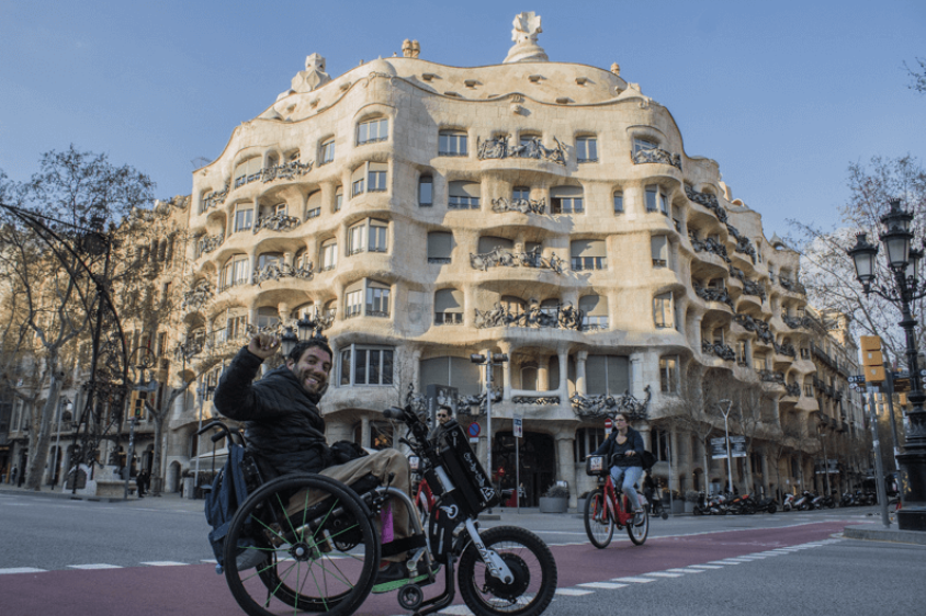 Wheelchair user in front of the La Pedrera