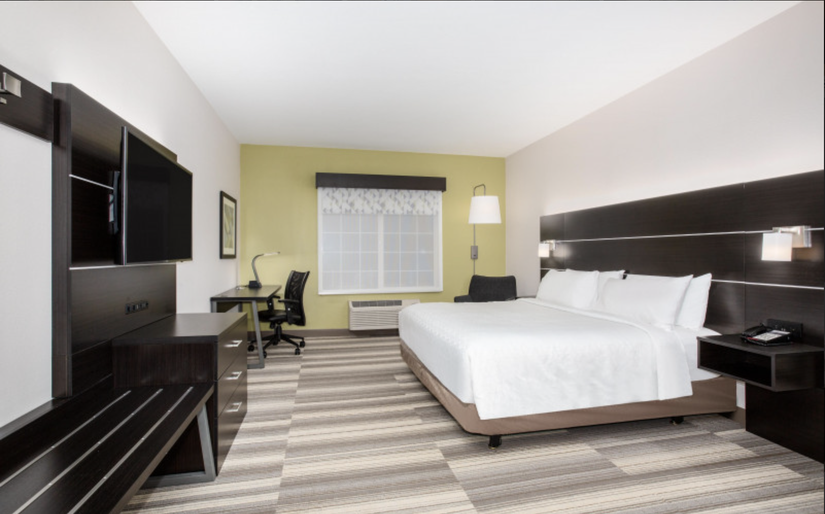 Wheelchair friendly room at Holiday Inn Express & Suites in Lincoln City