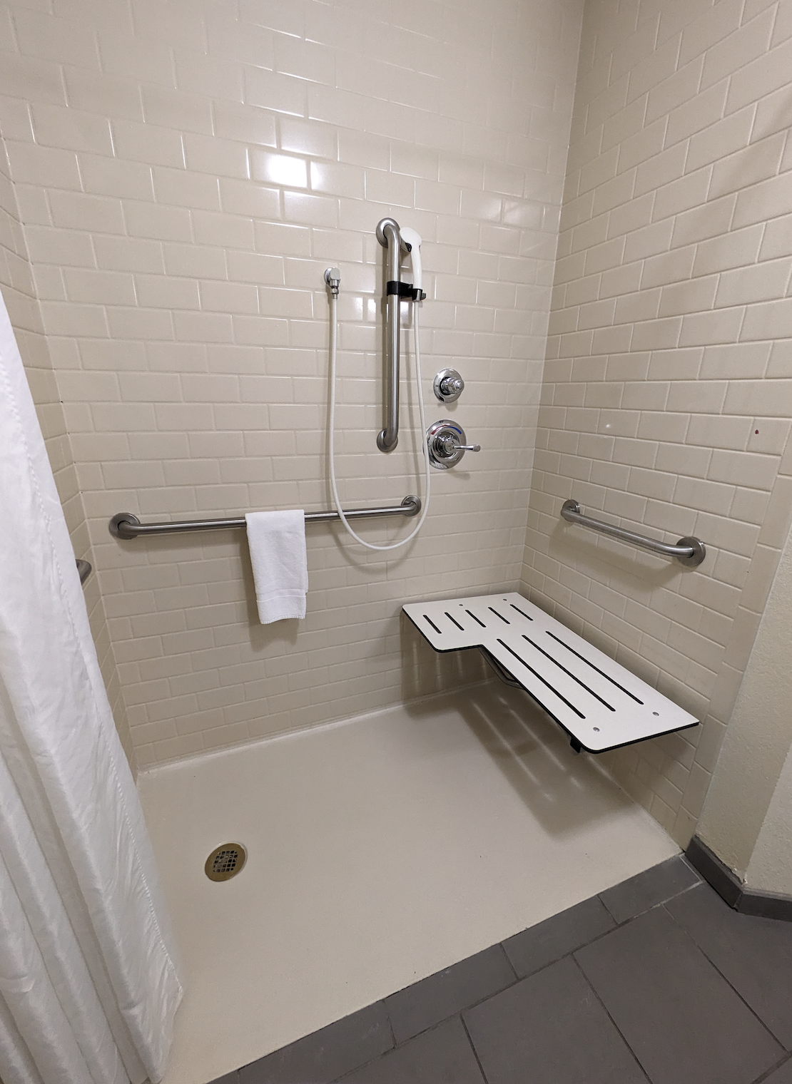 Spacious roll-in shower with a fixed seat