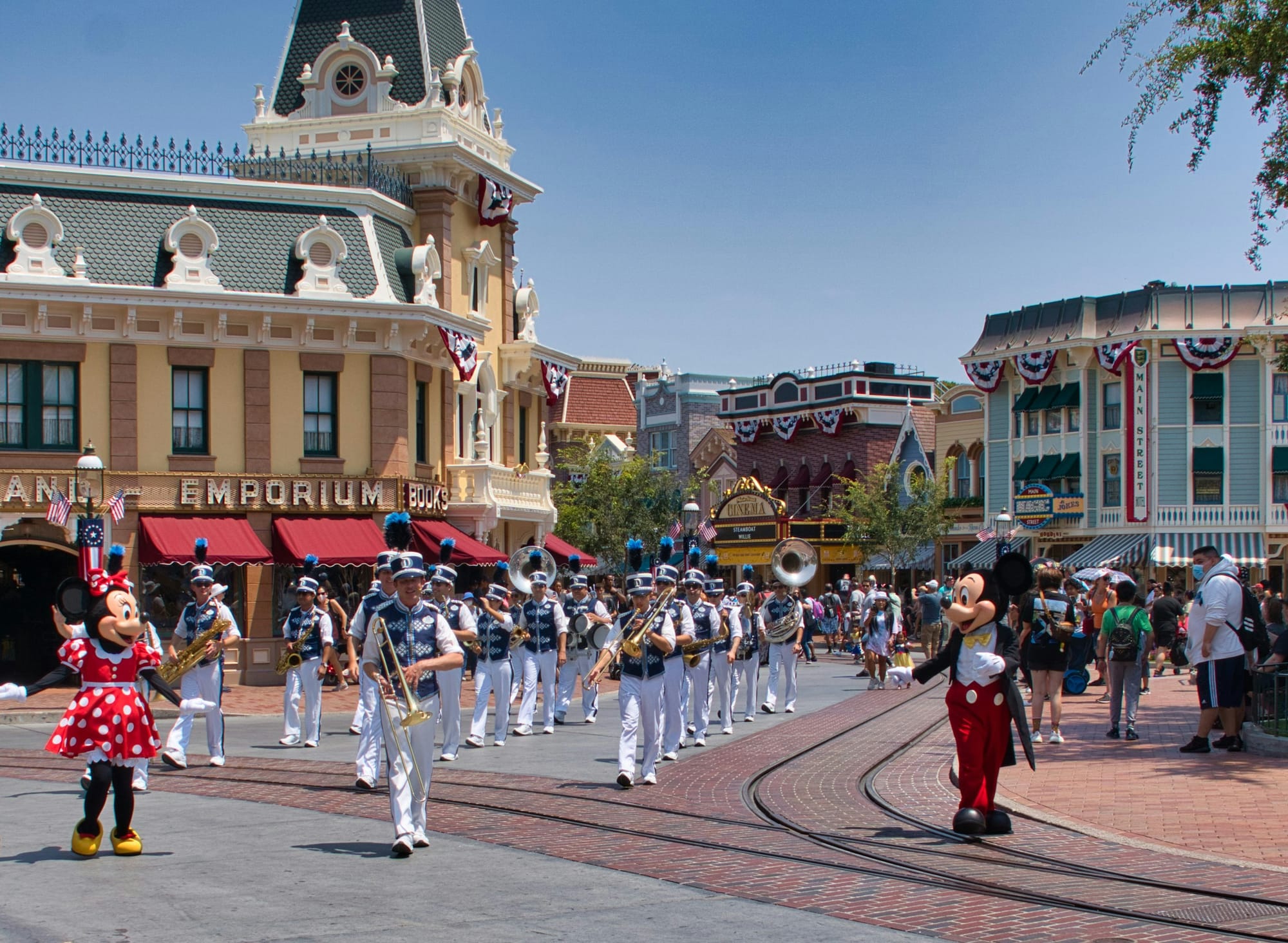 A Disneyland parade, an accessible experience for wheelchair-users