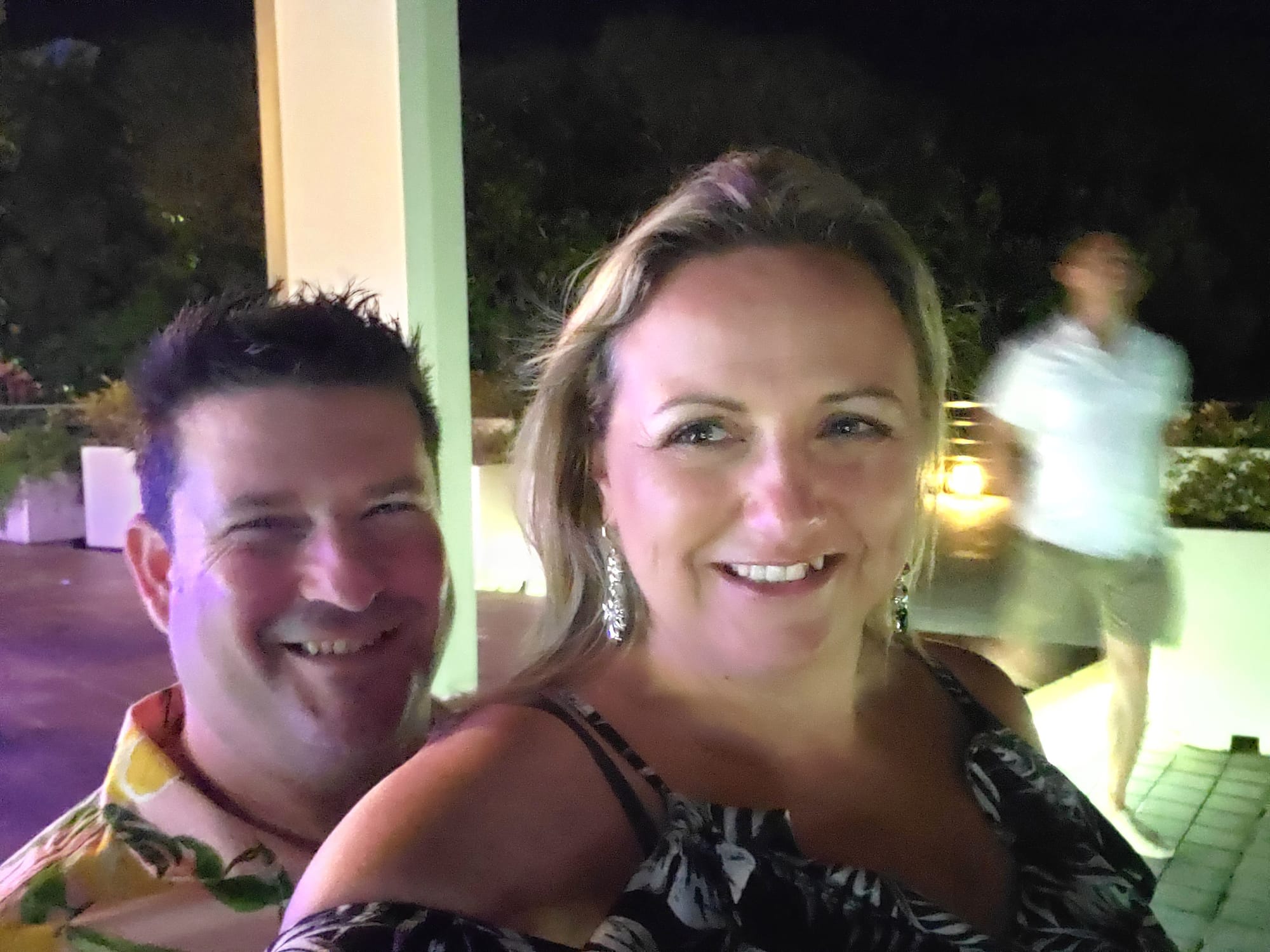 Wheelchair-user and wife on vacation in Mexico