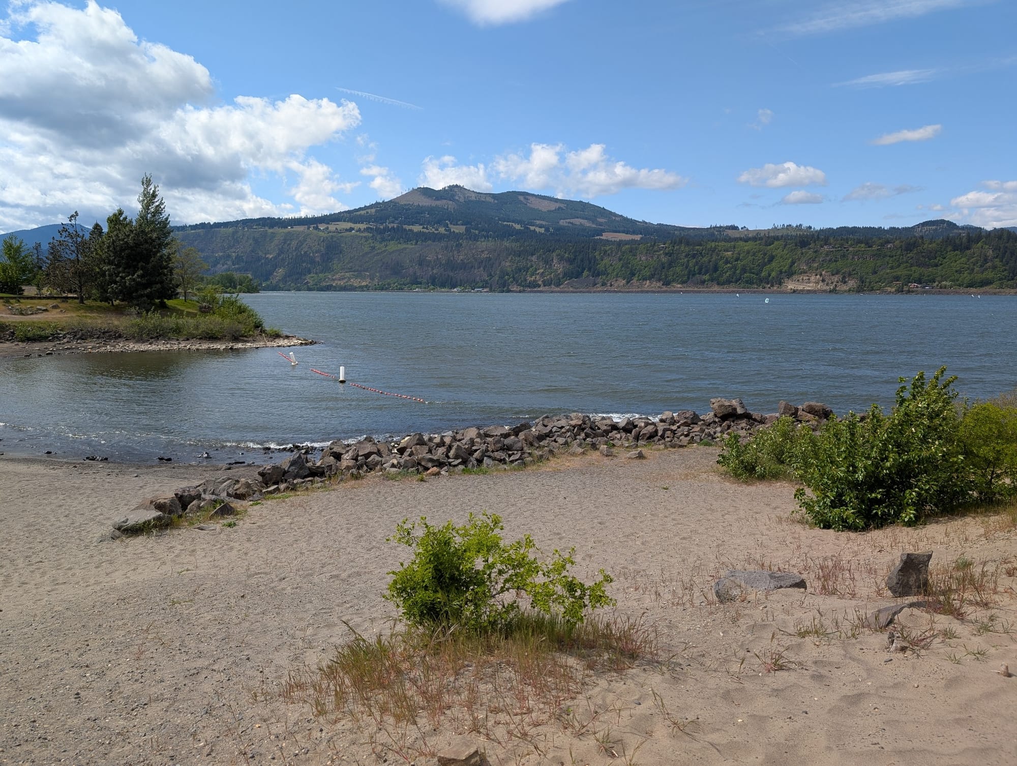 Sandy beaches at Hood River Waterfront Park & Trail in Oregon