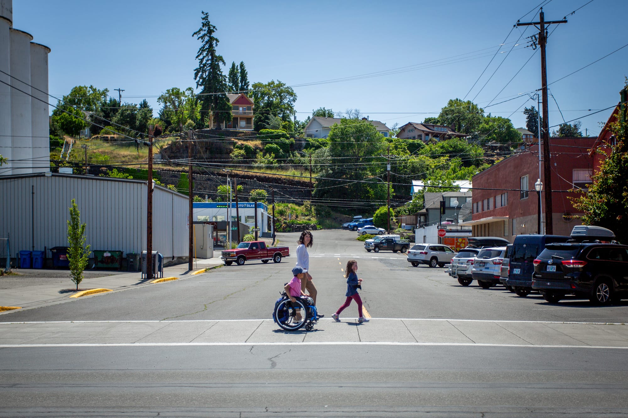 Family crossing the street in Hood River