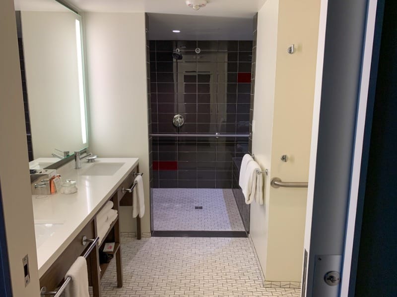 Accessible and spacious bathroom with a roll-in shower at Hotel Eastlund