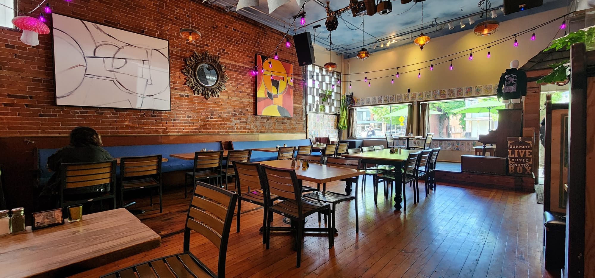 Taproot Lounge & Café dining room