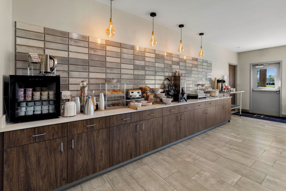 Breakfast and dining area at The Mulberry Hotel in Lake Charles, Louisiana