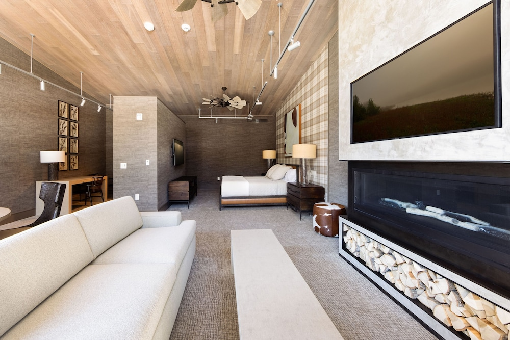 Accessible room at The Bradstan Boutique Hotel at The Eldred Preserve