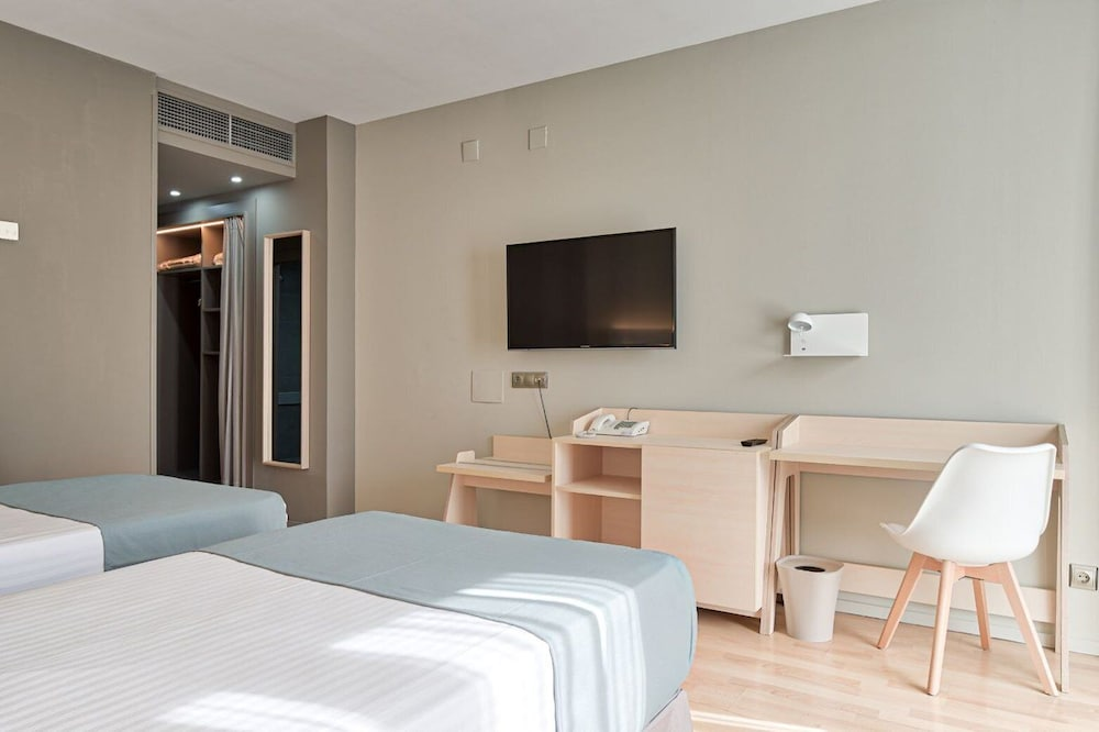 Accessible room with space under the bed at Olympia Hotel Events and Spa