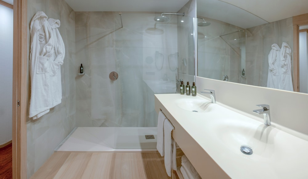 Roll-in shower and sink at SH Valencia Palace Hotel