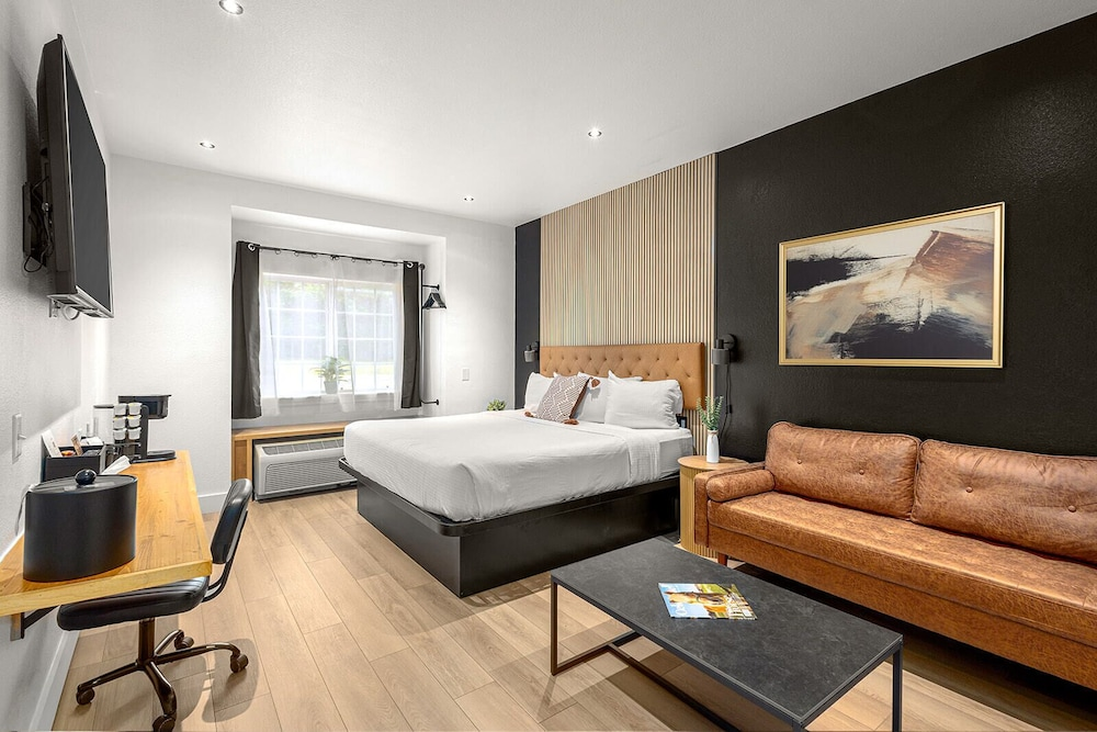 Accessible bed and room at The Block Hotel Bentonville