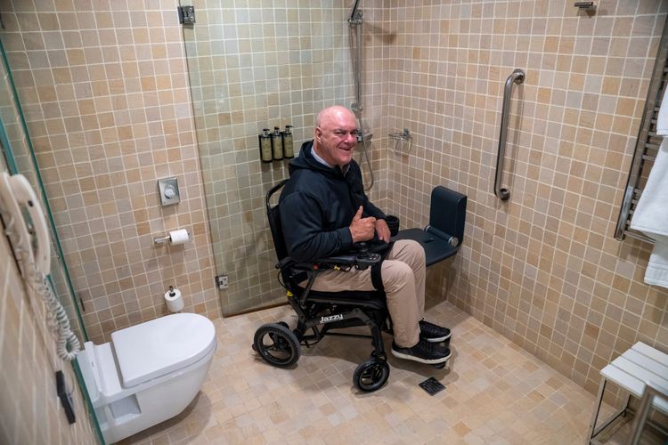 Roll-in Showers in Hotels: How to Book a Room With One