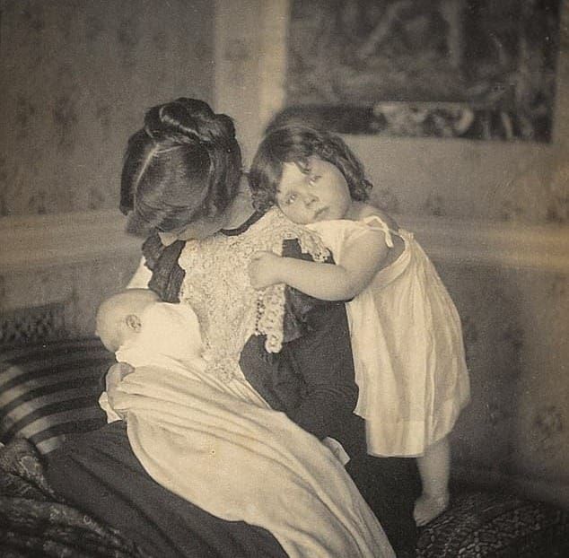 Süt ve Sessizlik: Viktoryen Dönemde Emziren Kadınların Fotoğrafları