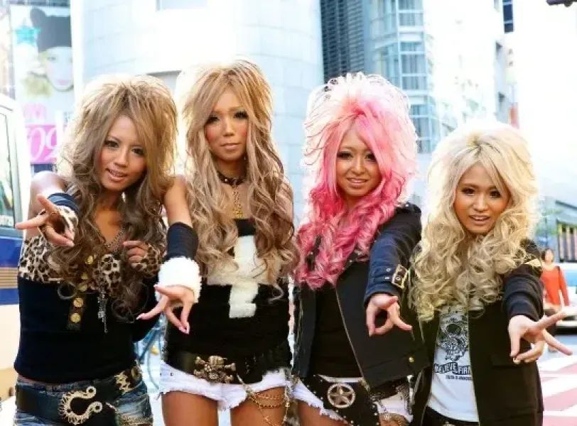 Gyaru: Japonya’nın Asi ve Işıltılı Kızları