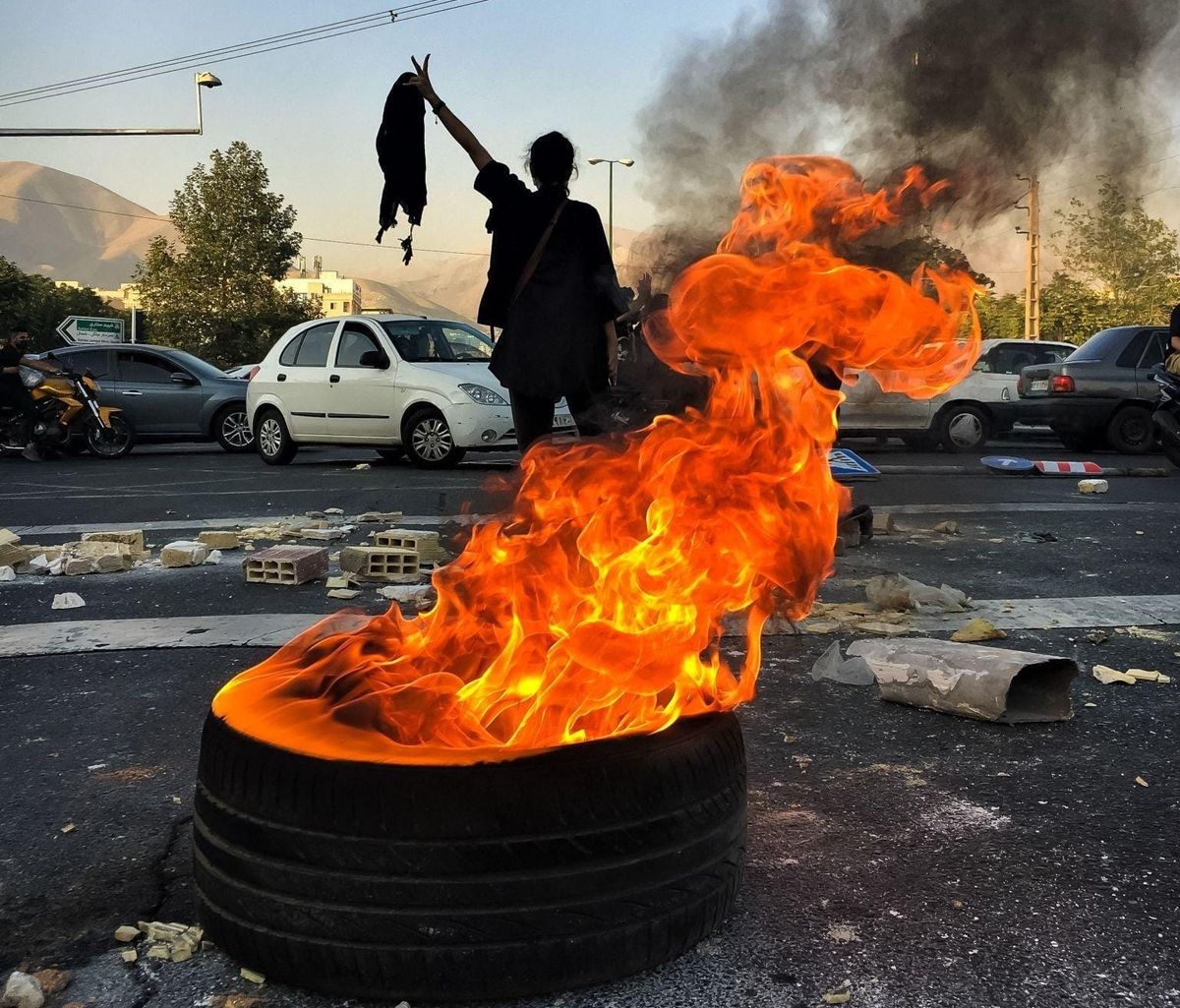 İran-İsrail Savaşına Erken Bir Bakış: Molla Rejimini Sevmemek Bombalamayı Onaylamak Değildir