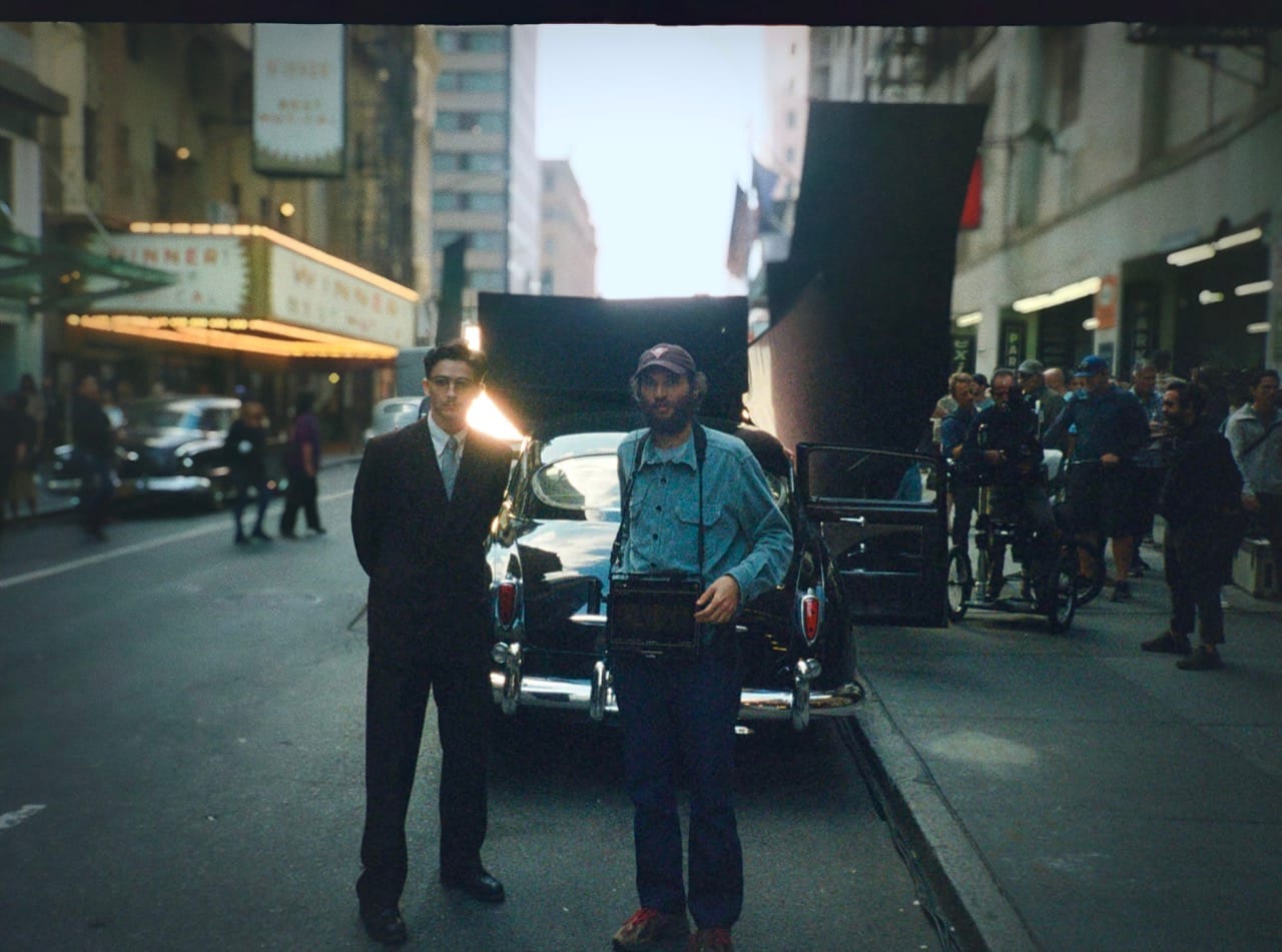 Тимоти Шаламе и Джош Сэфди на съёмках «Марти Великолепного»